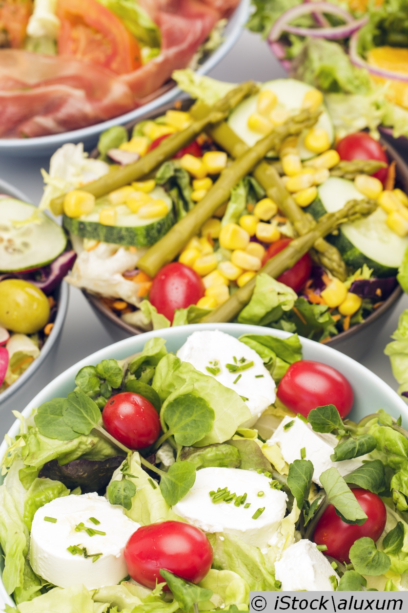 Reichhaltiges Salat-Buffet (Bildquelle: iStock\aluxum)