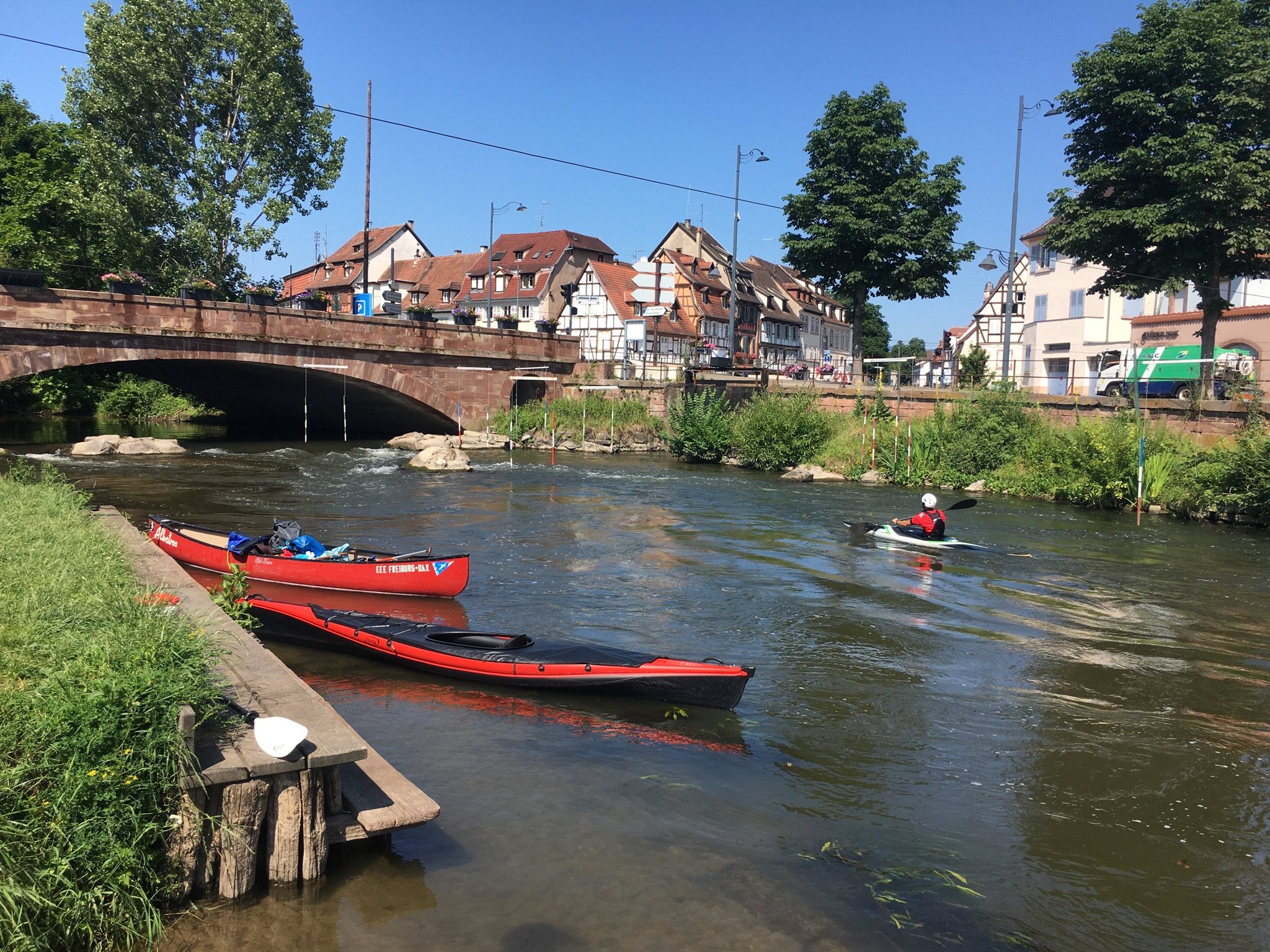 Gemütliche Gepäckfahrt auf der Ill - Pause in Selestat, die beiden Boote sind am linken Ufer festgemacht (Urheber Klemens)