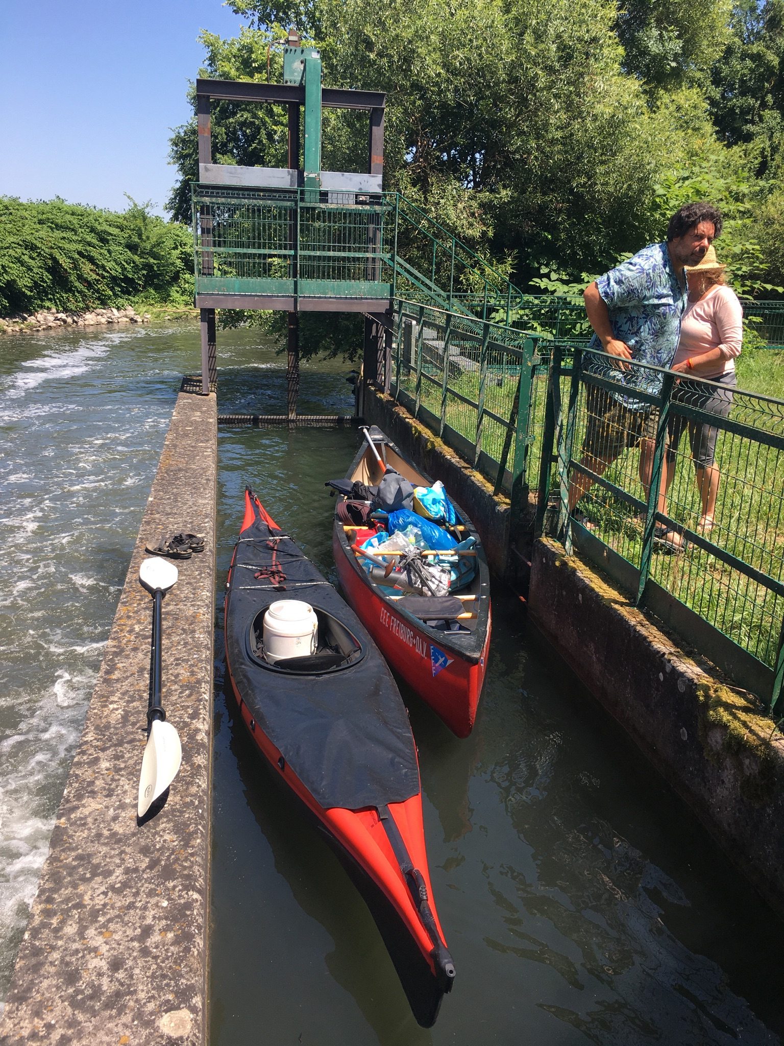 Genial: Die voll gepackten Boote werden geschleust, das erleichtert das Umtragen und freut die Paddler (Urheber Klemens)
