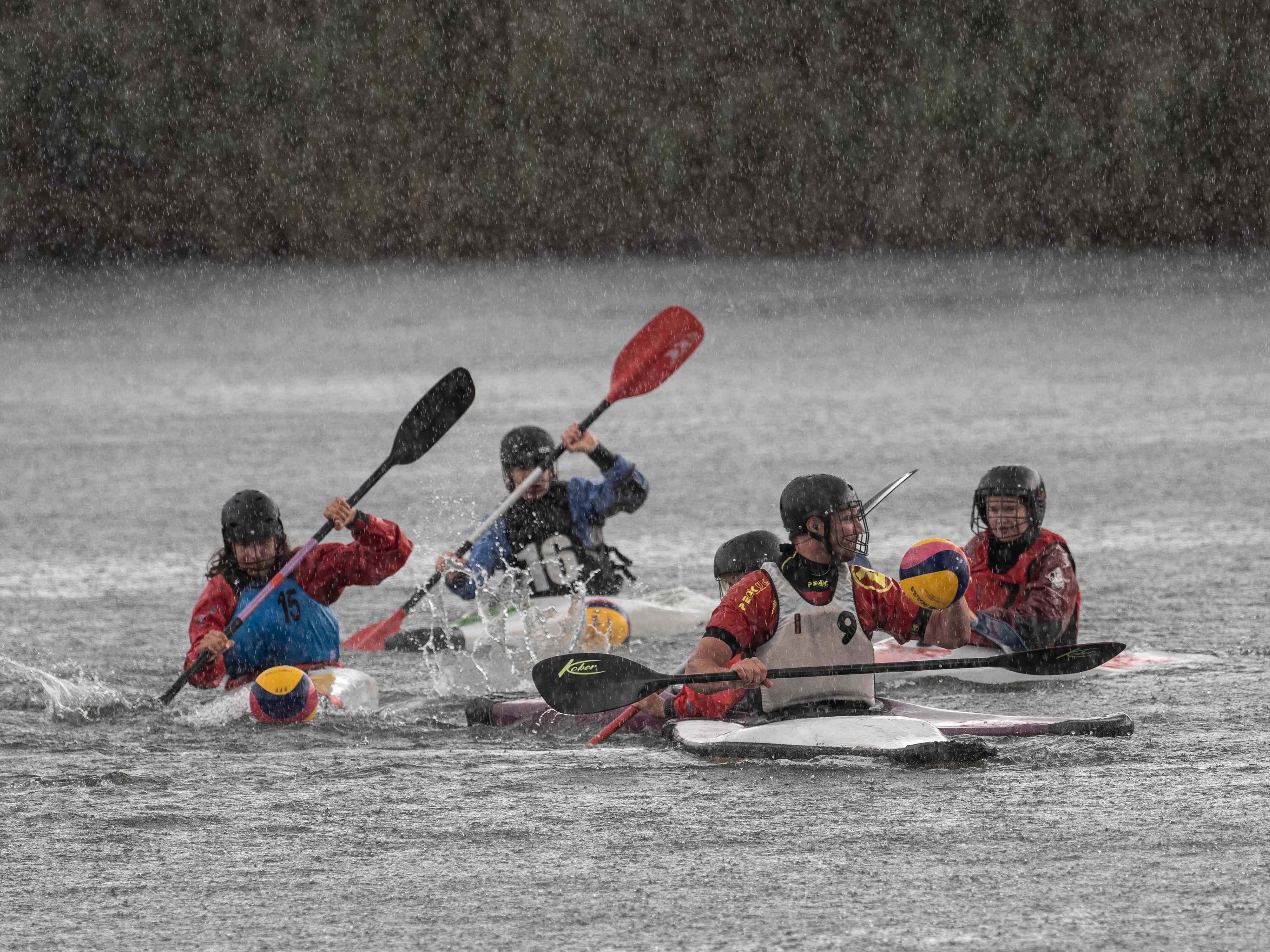 Kanupolo: Im Kajak mit Paddel wird auf dem Wasser um den Ball gekämpft