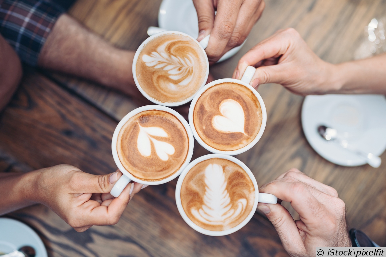 Große Kaffeetasse  mit Sahnehäubchen und leckeren Kuchen dazu: Herz, was willst Du mehr?