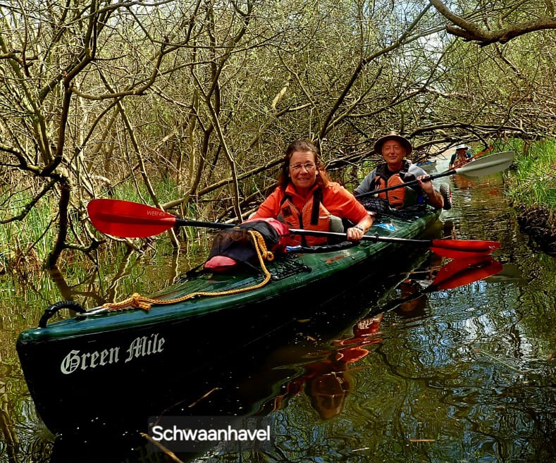 Fast wie daheim im Altrehin: Elke und Roland im Zweier suchen sich einen Weg durch Flussverzweigungen