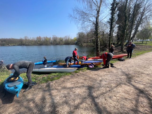 Vor dem Start zum Anpaddeln müssen alle Boote am Ufer noch gerichtet werden - haben auch alle ihre Luftsäcke drin?