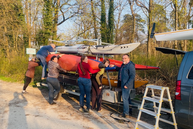 Der Bootsanhänger wird voll beladen - alle Kajaks finden Platz und werden festgezurrt!