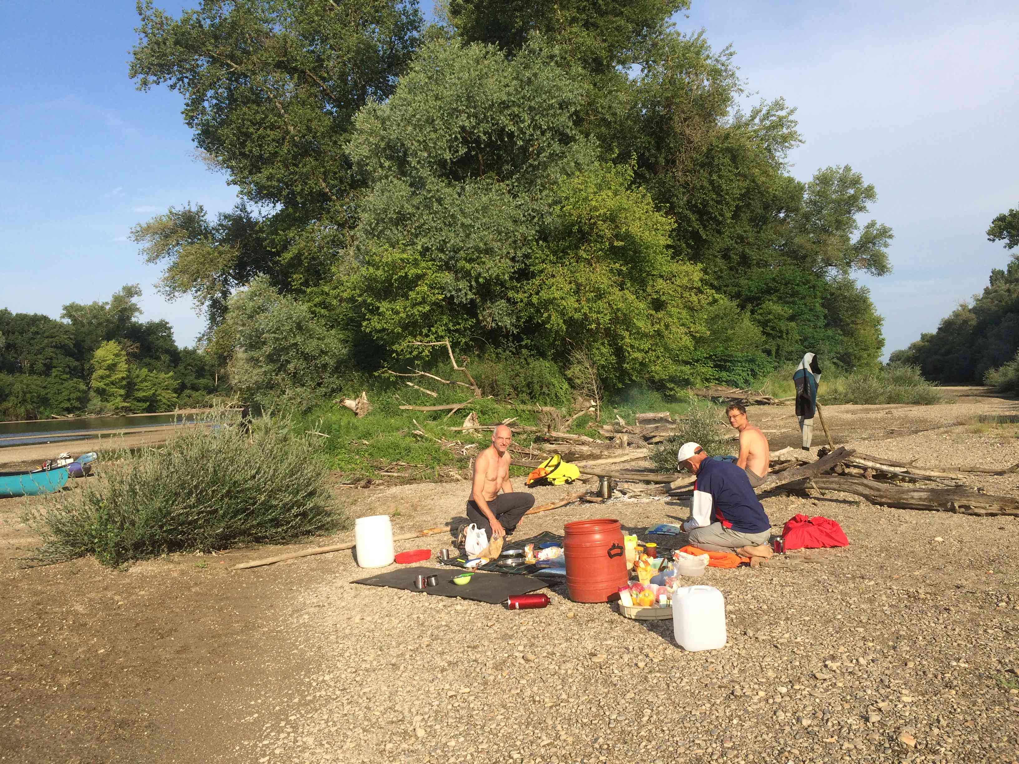 Pausenplatz gefunden: Die 3 Paddler haben das Gepäck aus dem Canadier geholt und ausgebreitet. Neben dem Lagerplatz liegt genügend Treibholz für ein Lagerfeuer