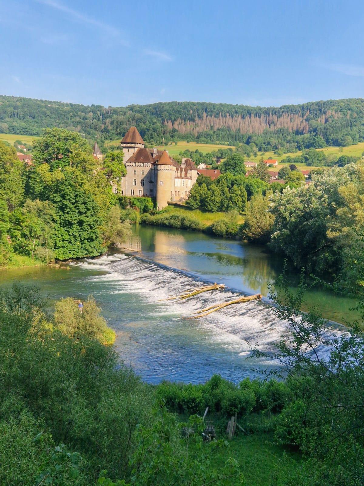 An den Flüssen im französischen Jura, sind wir stark vom Wasserstand abhängig