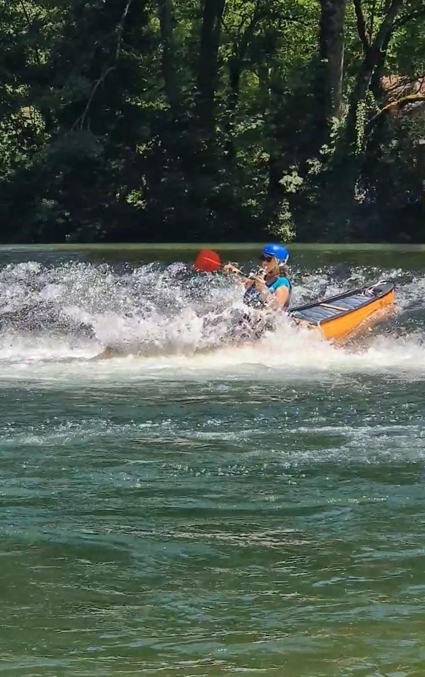 Unsere Kameradin Birgit fährt begeistert mit Ihrem Canadier durch einen Schwall