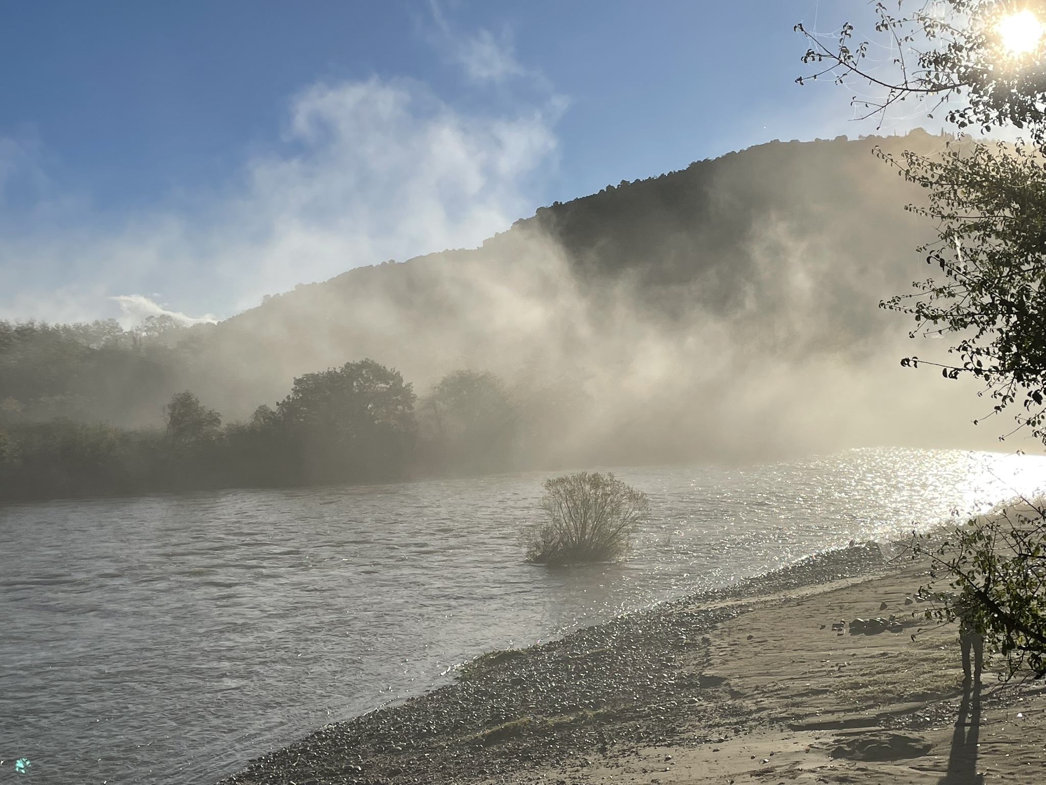 Nach einer regenreichen Nacht löst sich der Nebel über der Ardèche