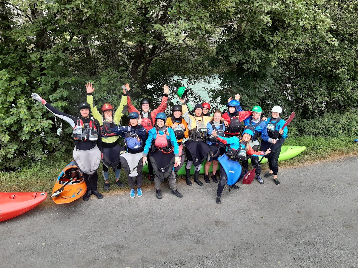 Die Teilnehmer des WW-Trainings strahlen im Gruppenbild in voller Kajak-Ausrüstung um die Wette: Es war genial auf dem Vorderrhein