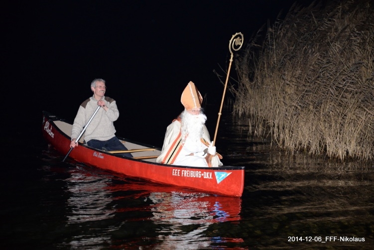Paddler-Nikolausi kommt mit seinem Canadier über den Opfinger See